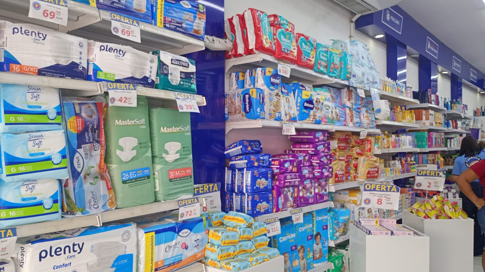 Farmacêutica atendendo cliente com atenção e cuidado
